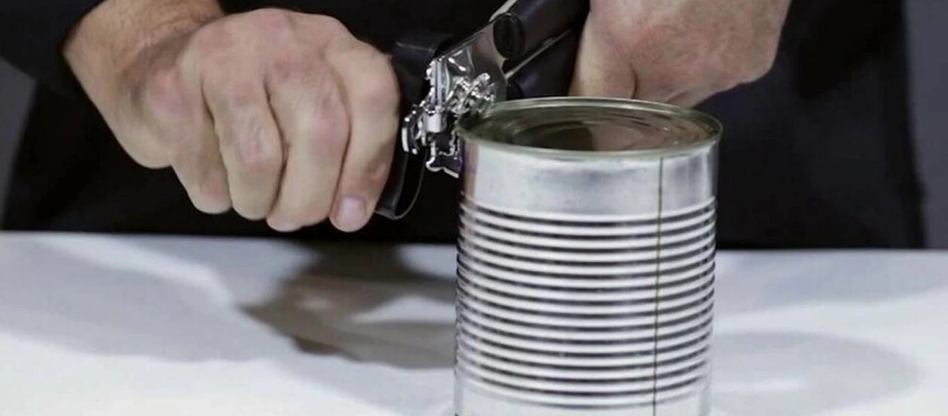 Πώς να ανοίξετε μία κονσέρβα χωρίς ανοιχτήρι (βίντεο)